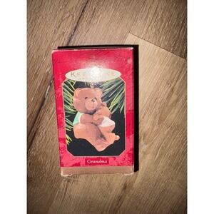 Hallmark Keepsake Ornament Grandma Bear Hug 1997 Ceramic Figurine